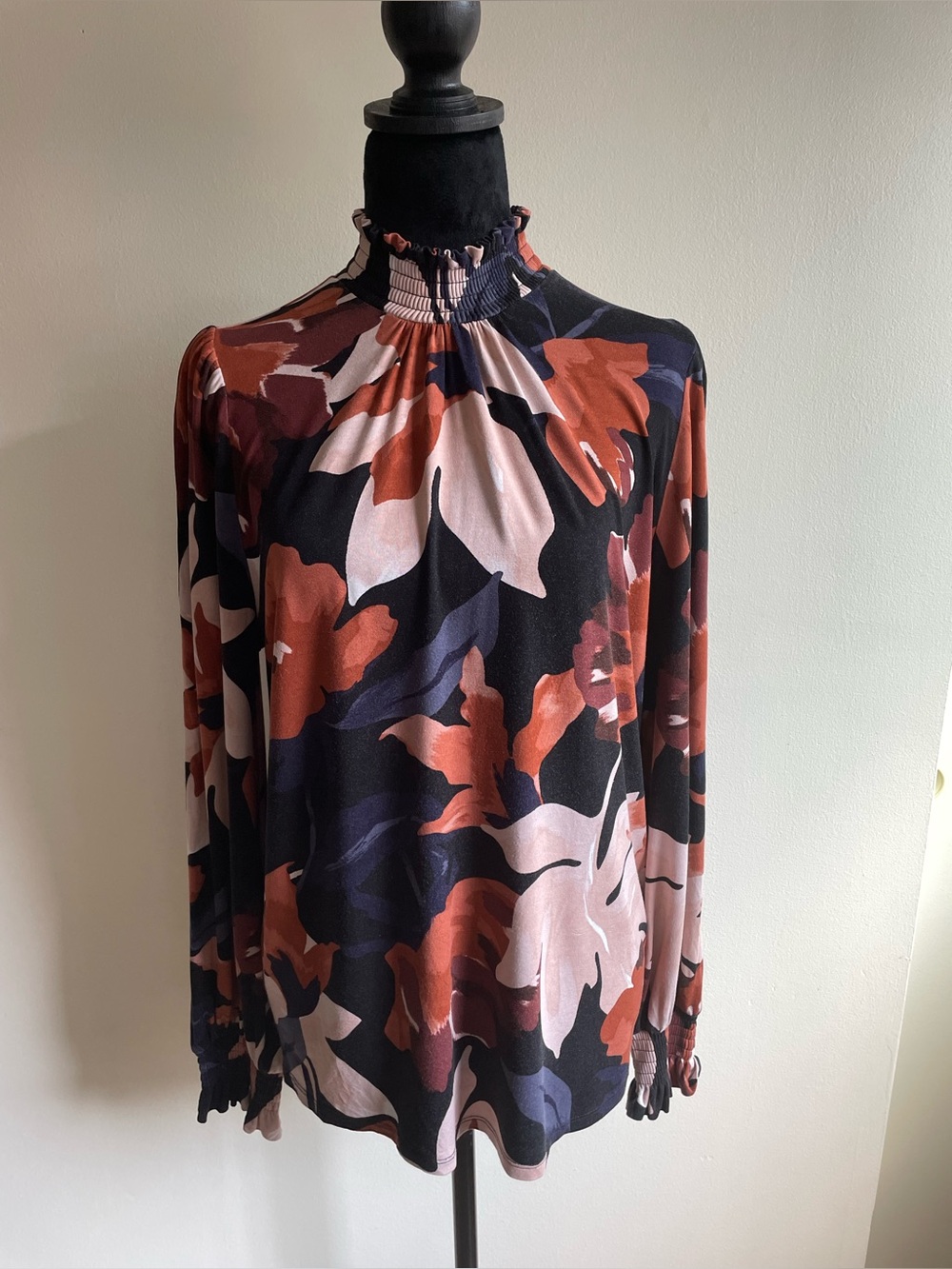 RW&CO Floral Mock Neck Blouse Size Large Smocked Long Sleeve Stretch Top